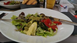 統一広場のカフェで食べたナスとズキーニのサラダ